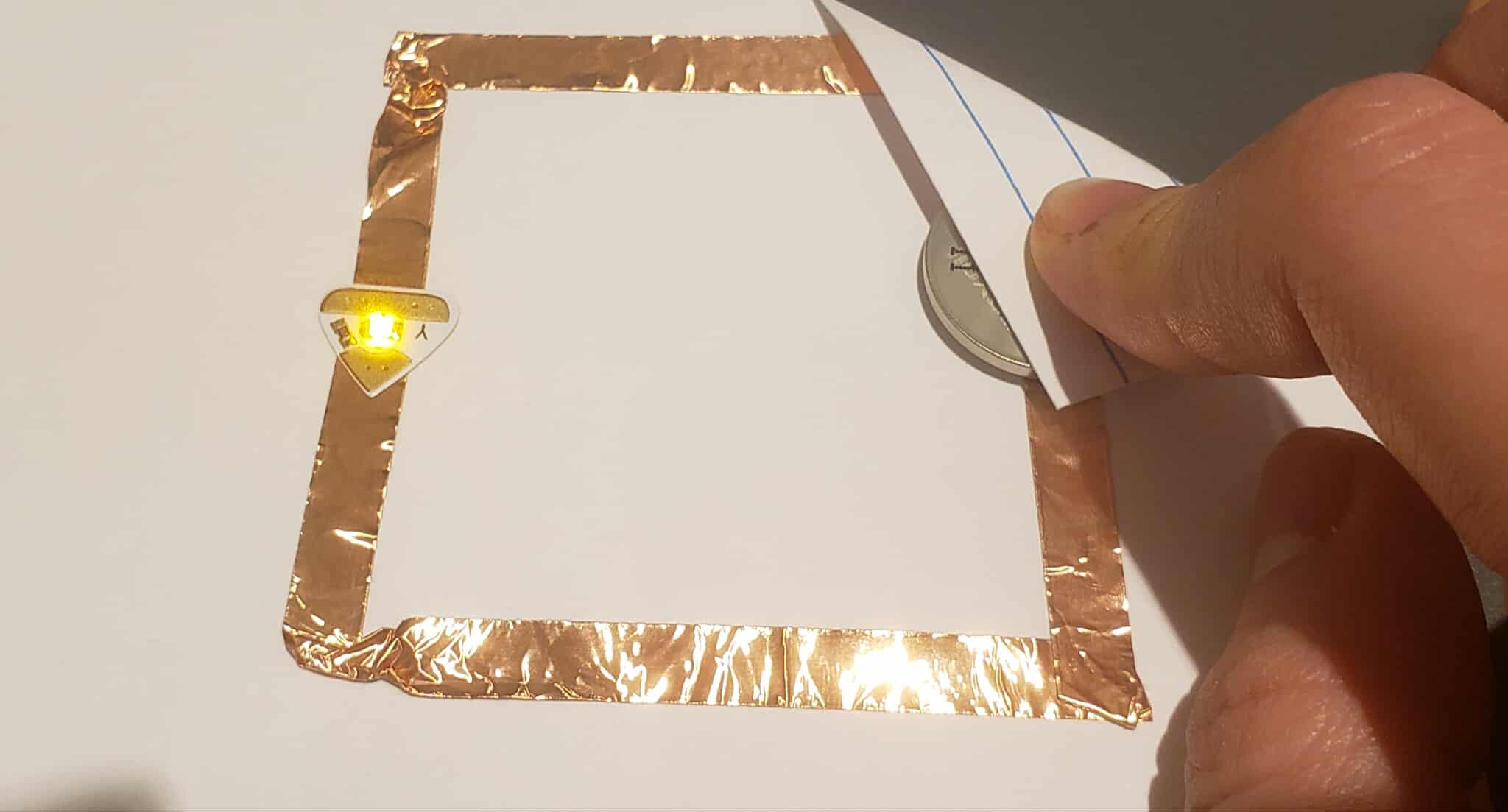 an activated simple circuit with 1 sticker light. This circuit use 1 battery