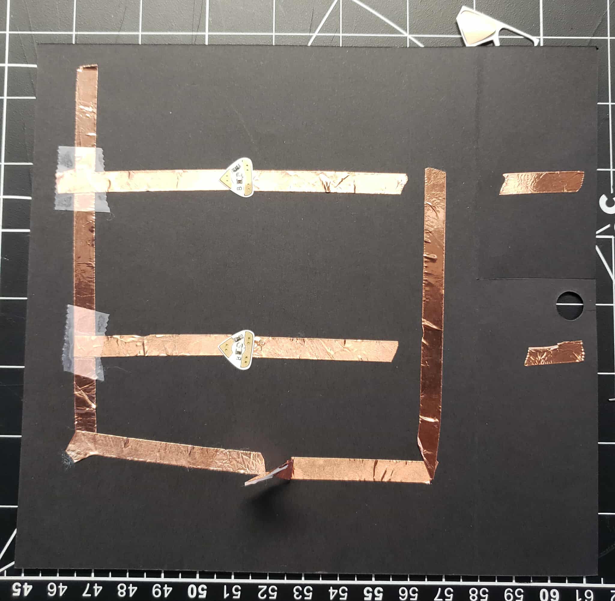 an conditional circuit with 2 sticker light. The light turns on by closing the flap on the side of the circuit
